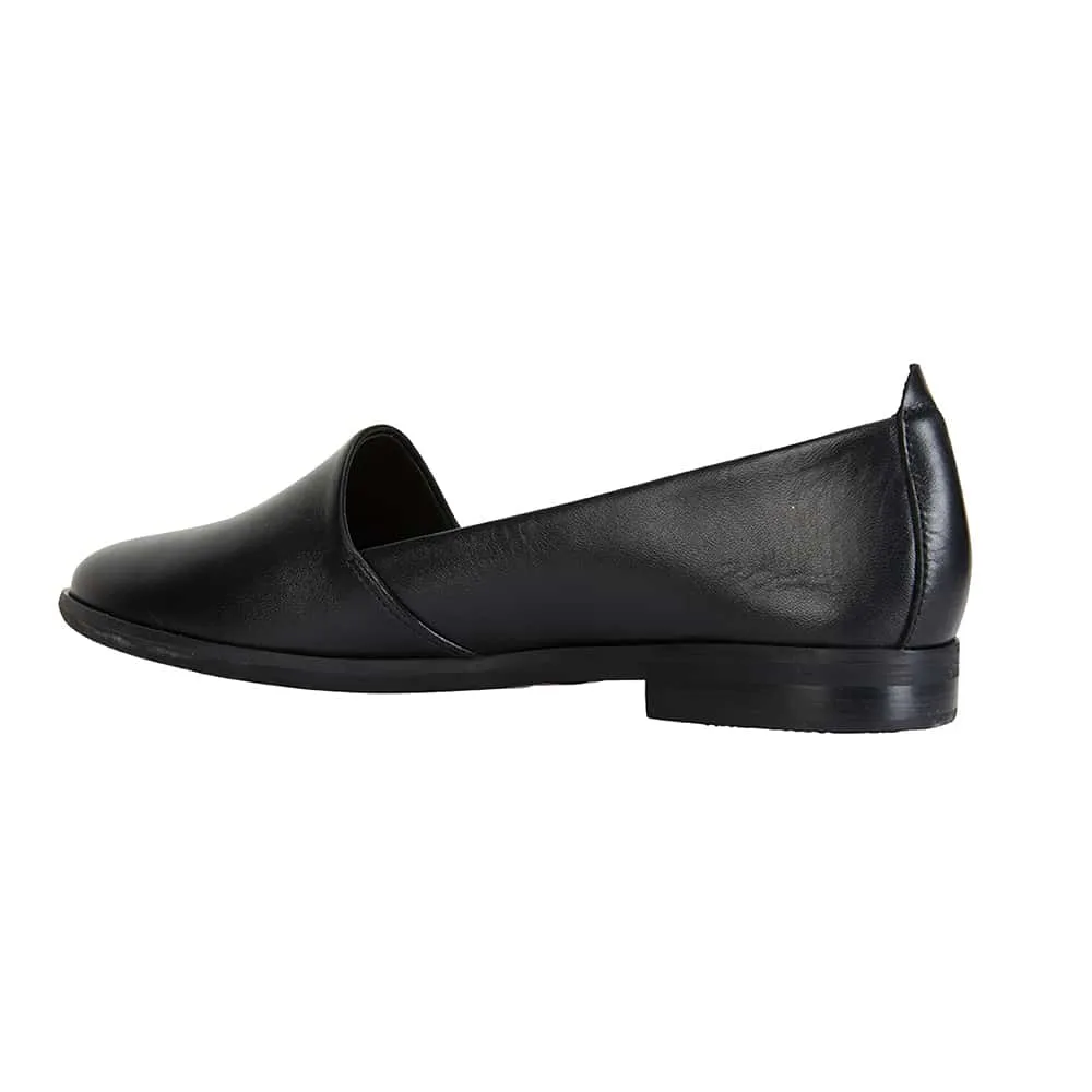 Kelly Flat in Black Leather